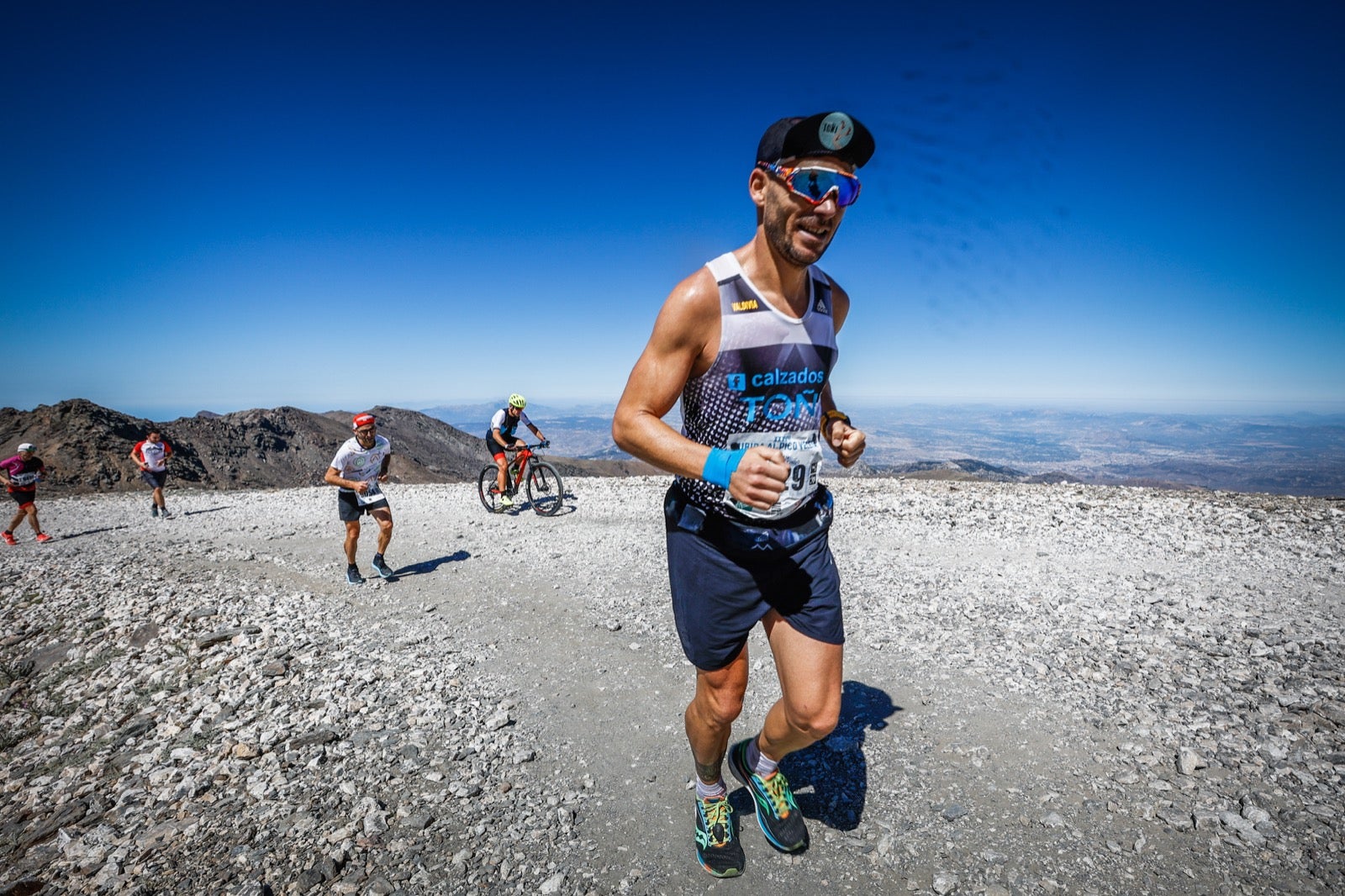 Los corredores han recorrido los 48,7 kilómetros entre Granada y el Veleta en la más emblemática carrera del calendario deportivo del verano en Sierra Nevada