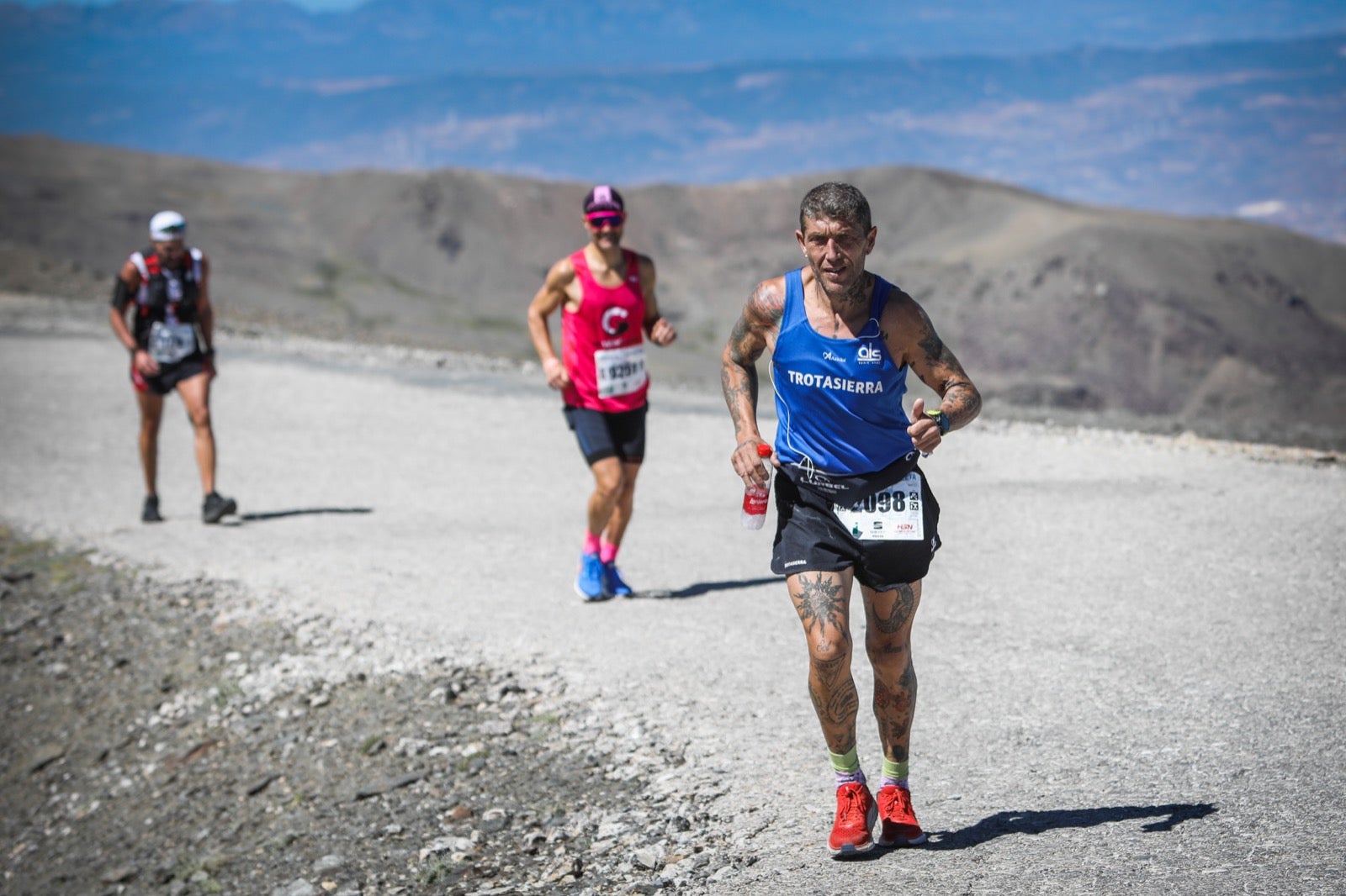 Los corredores han recorrido los 48,7 kilómetros entre Granada y el Veleta en la más emblemática carrera del calendario deportivo del verano en Sierra Nevada