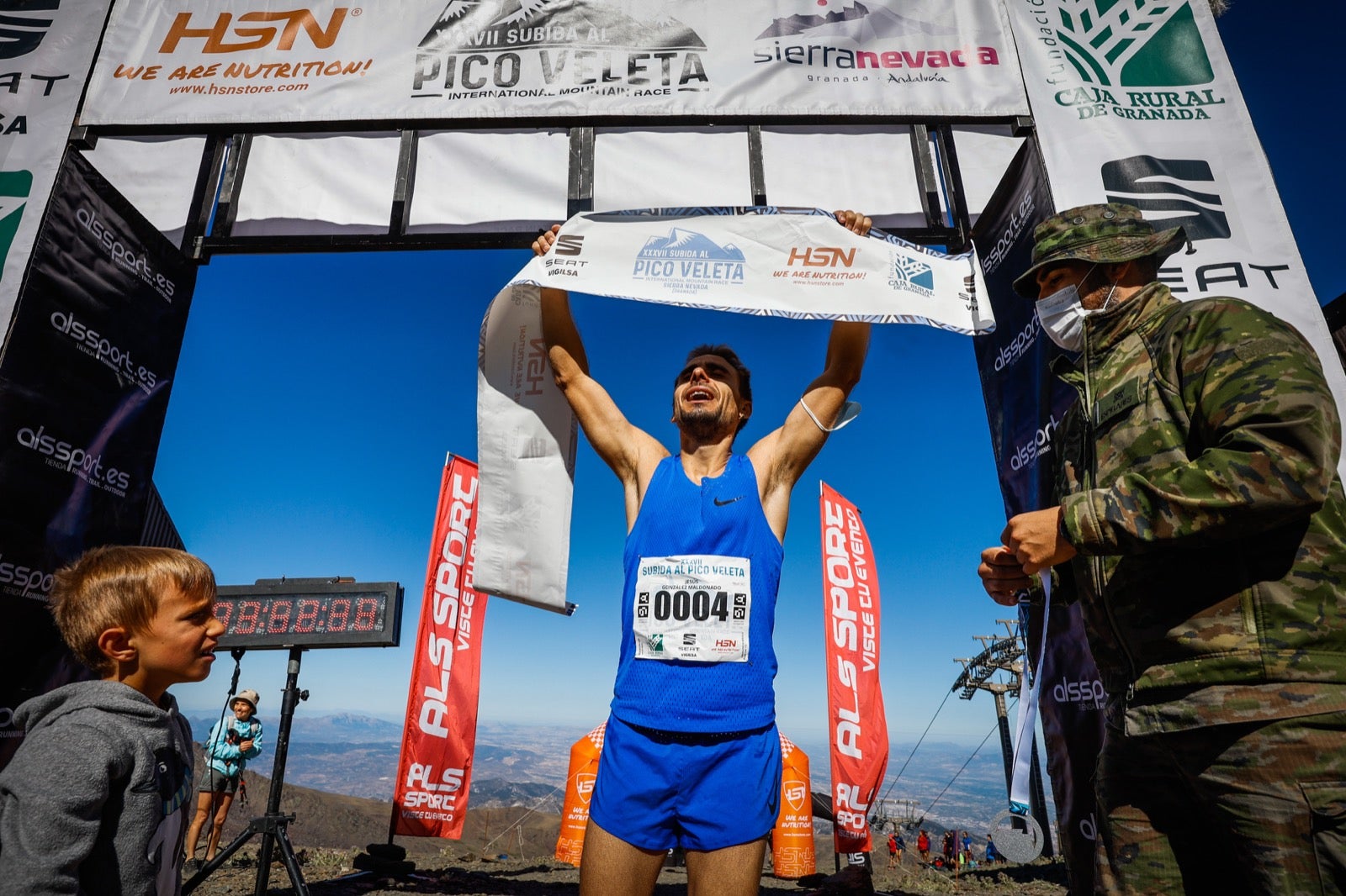 Los corredores han recorrido los 48,7 kilómetros entre Granada y el Veleta en la más emblemática carrera del calendario deportivo del verano en Sierra Nevada