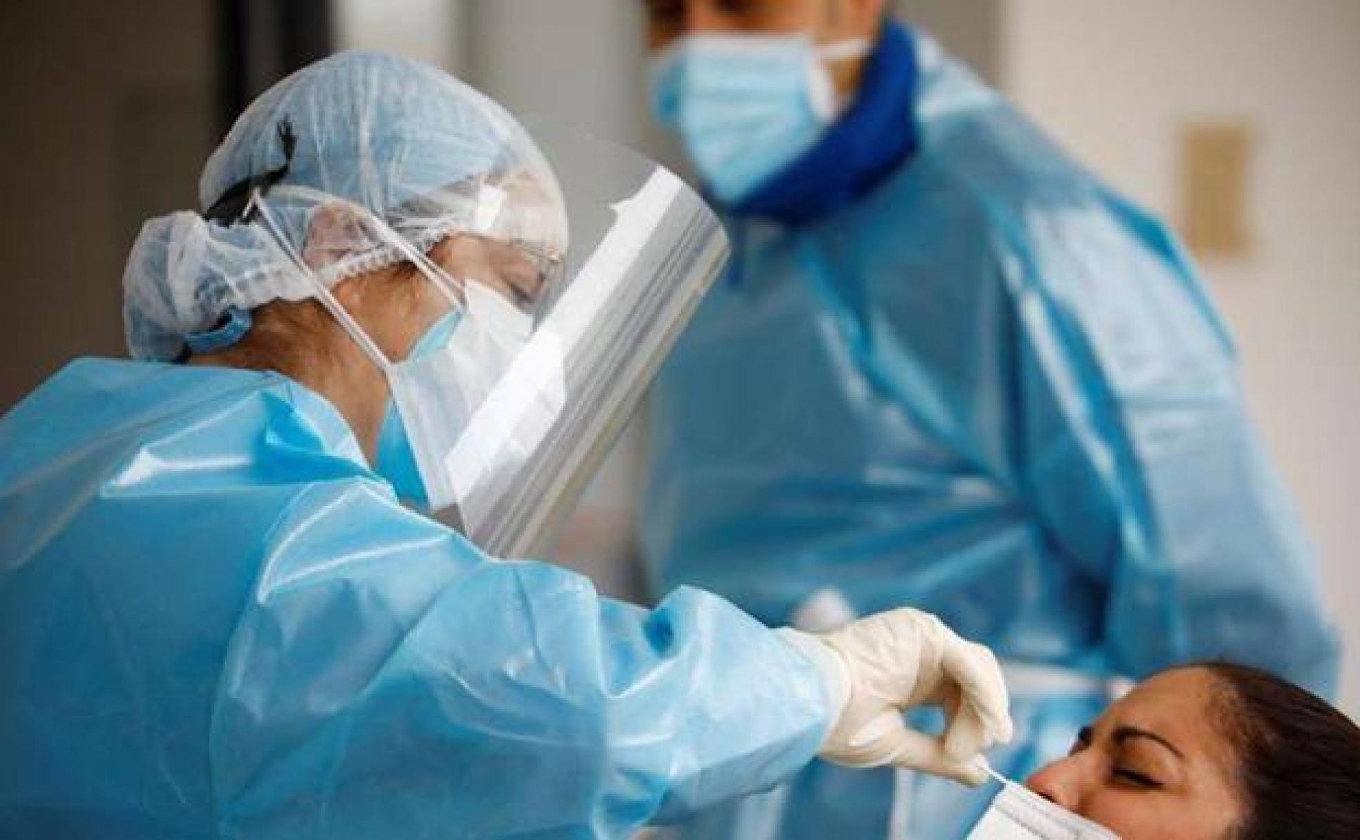 La atención de la comunidad científica se desvía hacia esta variante, que ya acapara el 77% de los casos en España. 