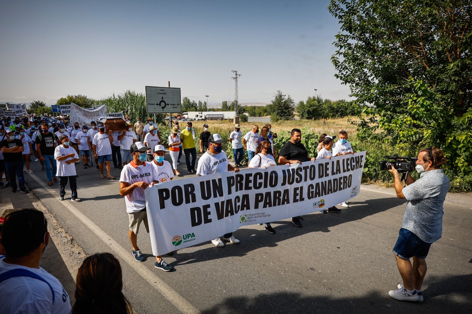 Medio millar de personas y 50 tractores apoyan a los productores por unos precios justos de la leche