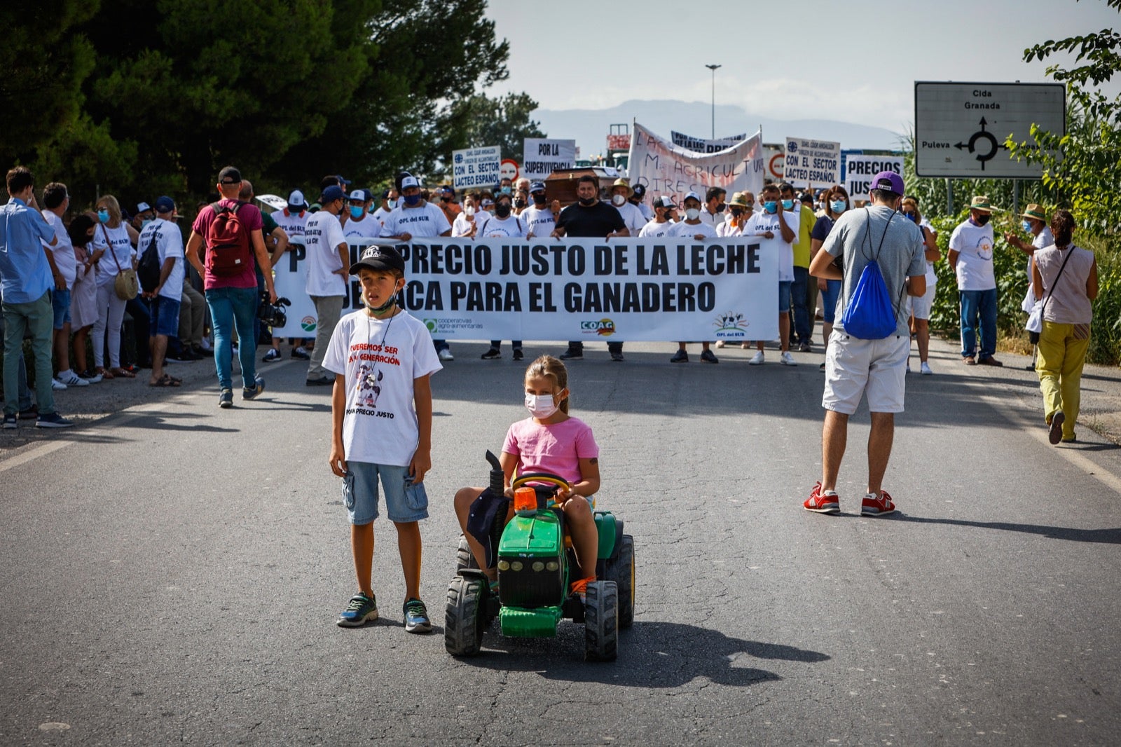 Medio millar de personas y 50 tractores apoyan a los productores por unos precios justos de la leche
