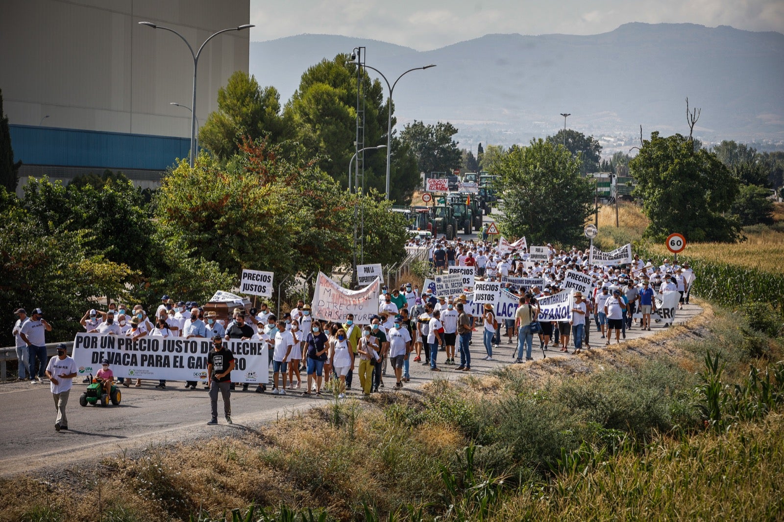 Medio millar de personas y 50 tractores apoyan a los productores por unos precios justos de la leche