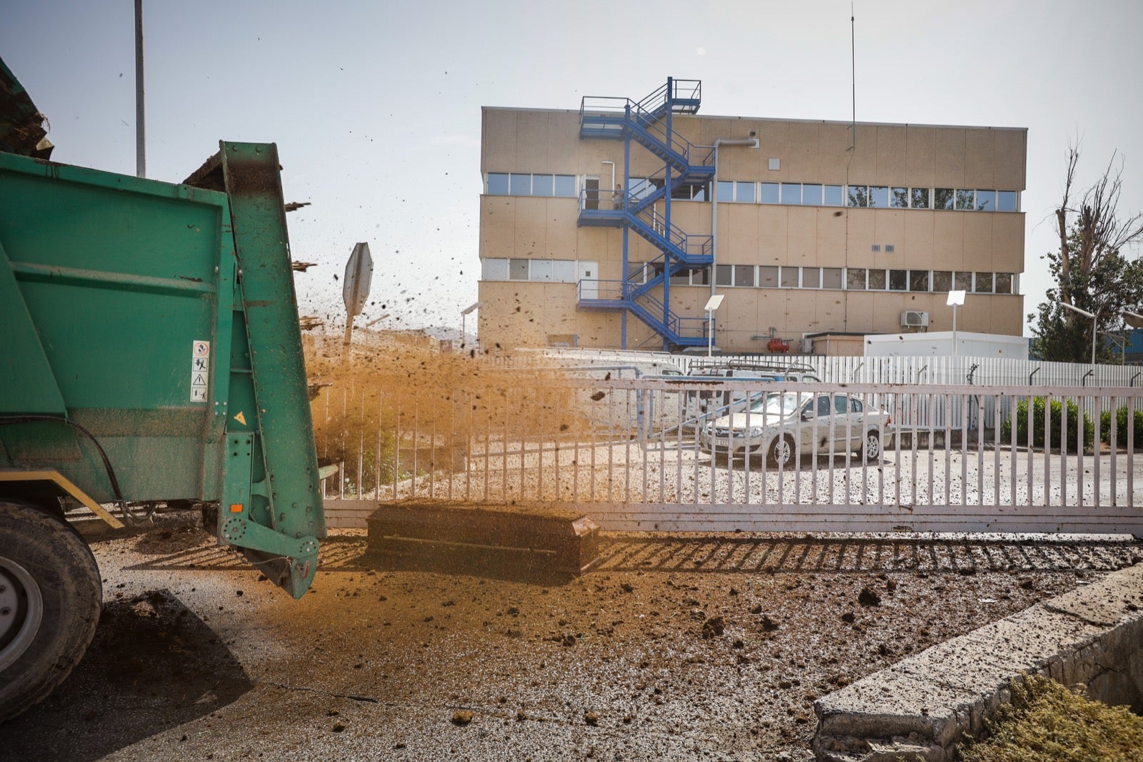 Medio millar de personas y 50 tractores apoyan a los productores por unos precios justos de la leche