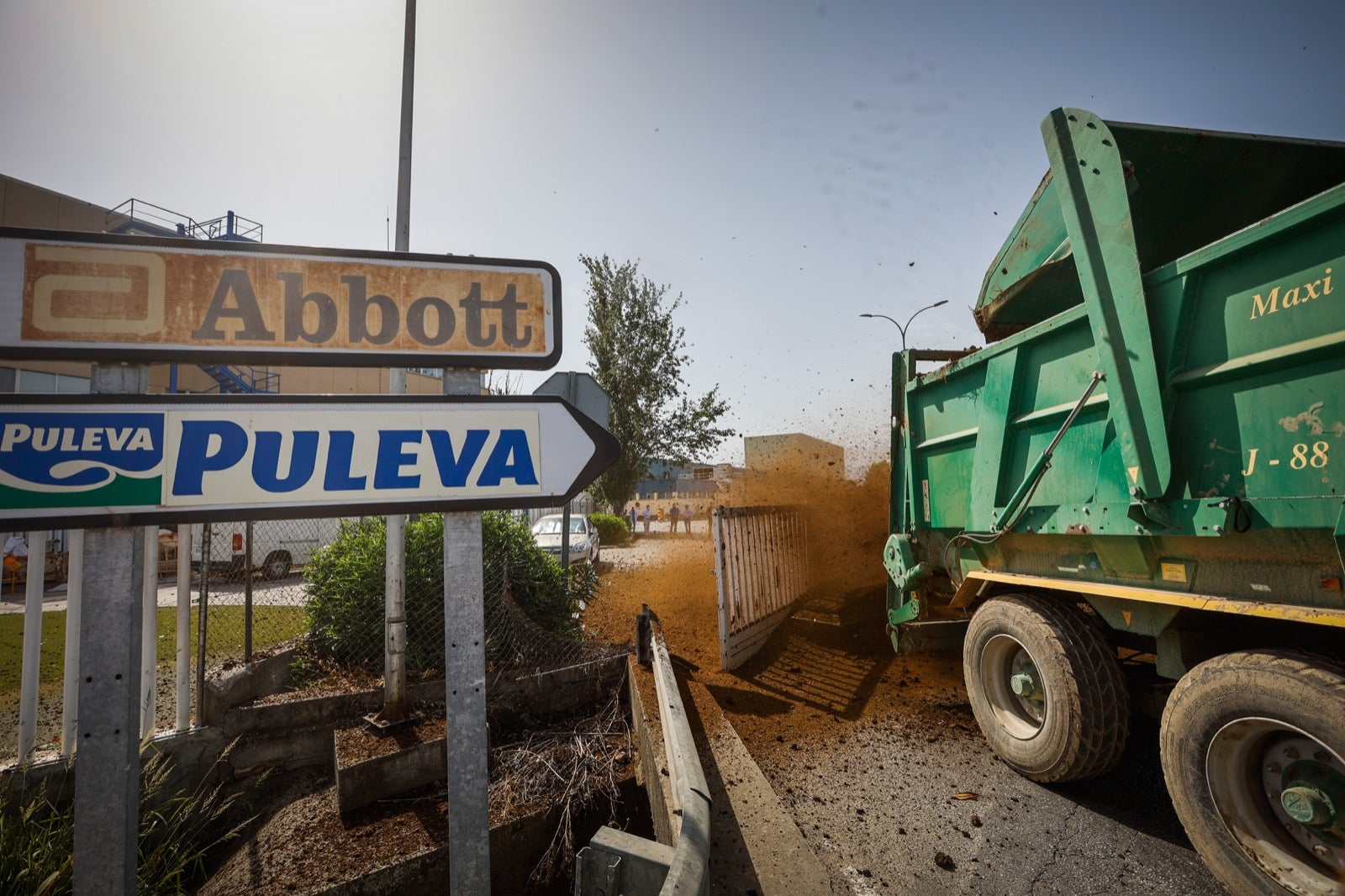 Medio millar de personas y 50 tractores apoyan a los productores por unos precios justos de la leche