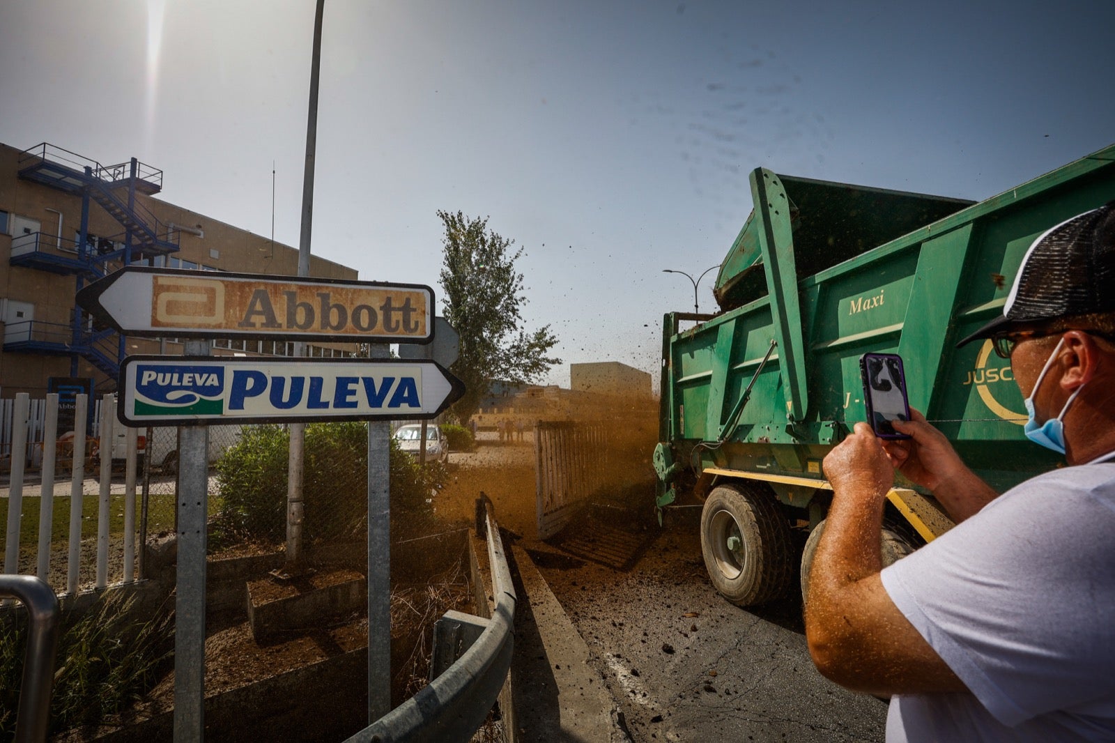 Medio millar de personas y 50 tractores apoyan a los productores por unos precios justos de la leche