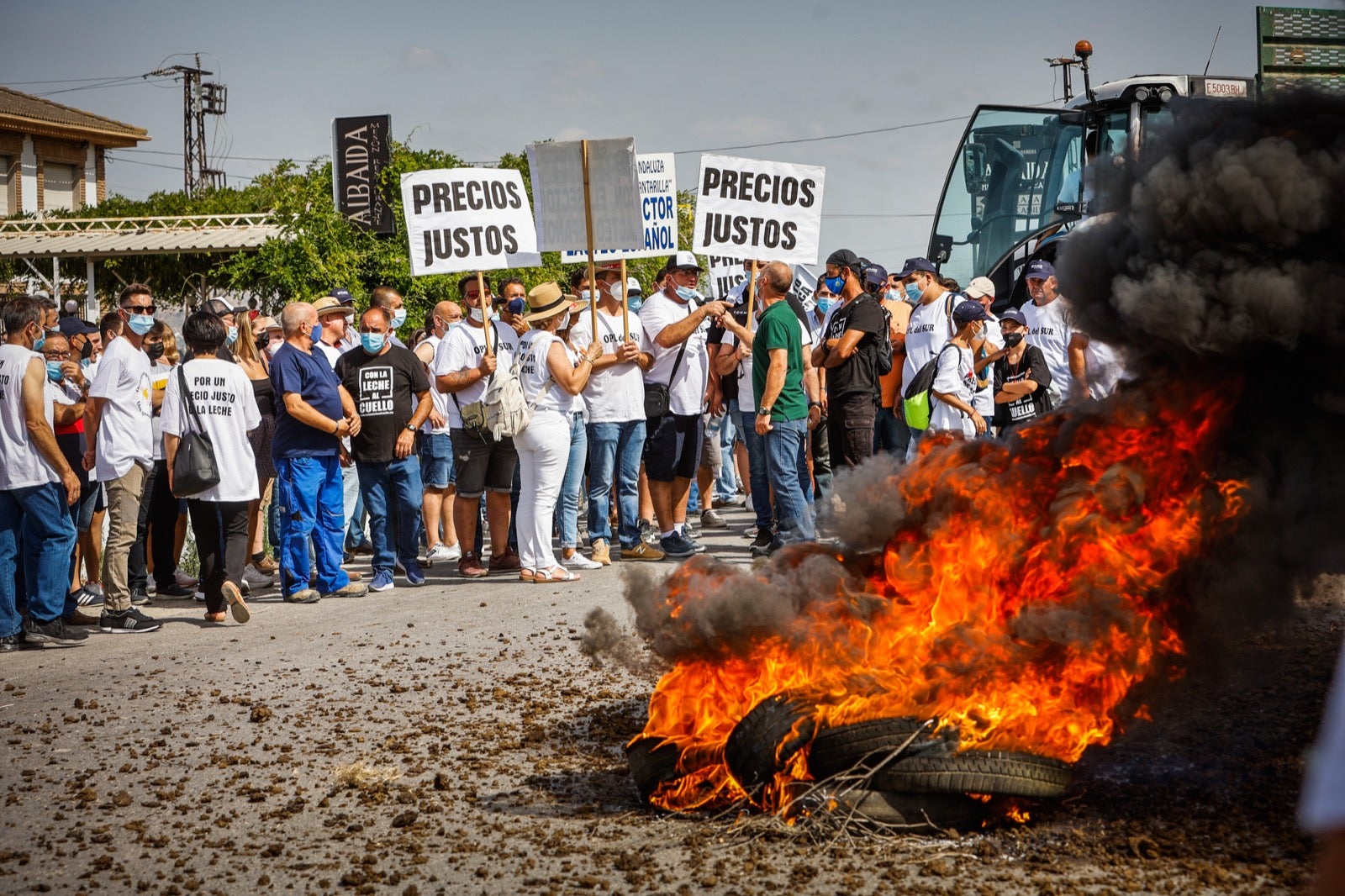 Medio millar de personas y 50 tractores apoyan a los productores por unos precios justos de la leche