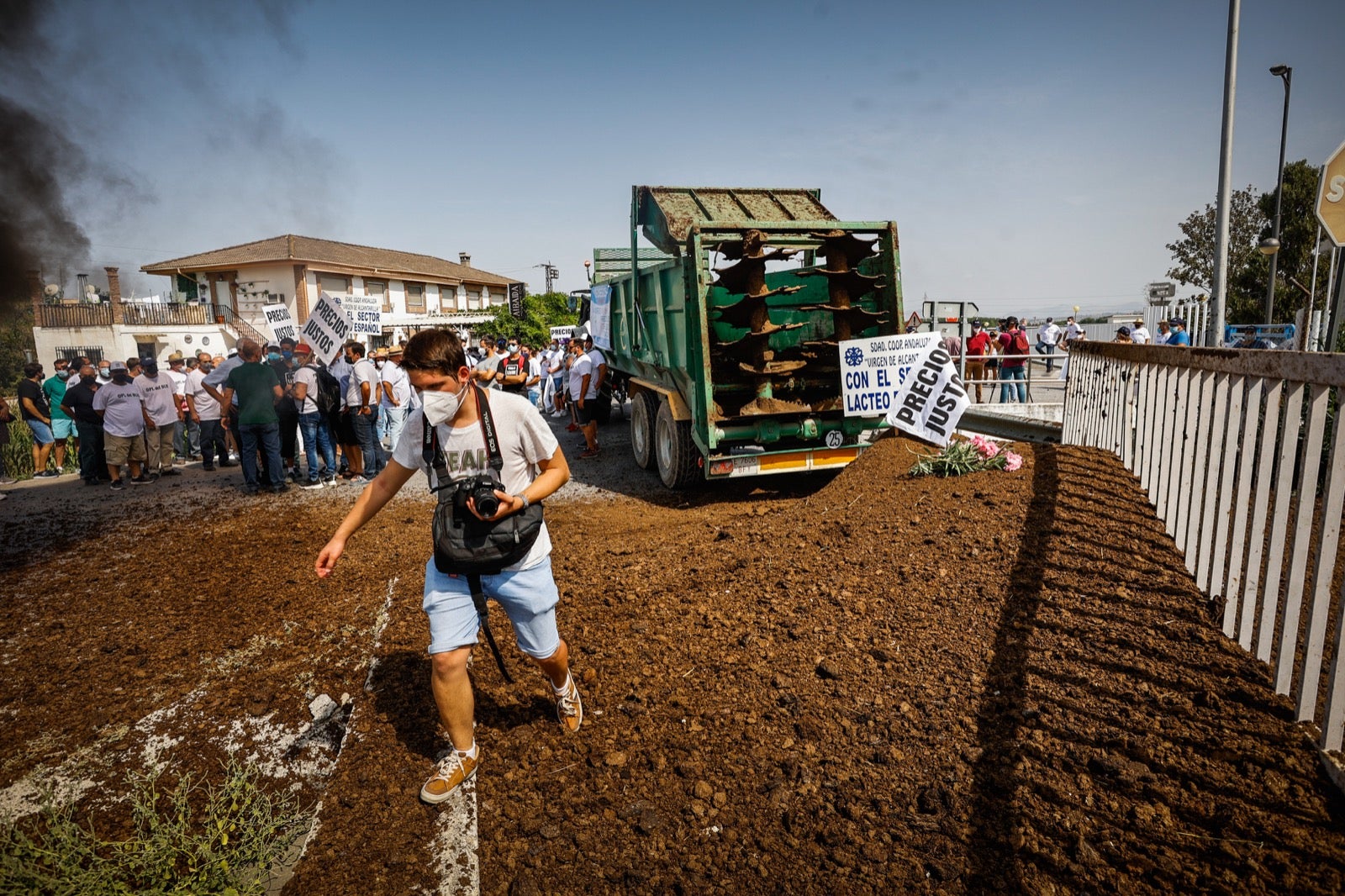 Medio millar de personas y 50 tractores apoyan a los productores por unos precios justos de la leche