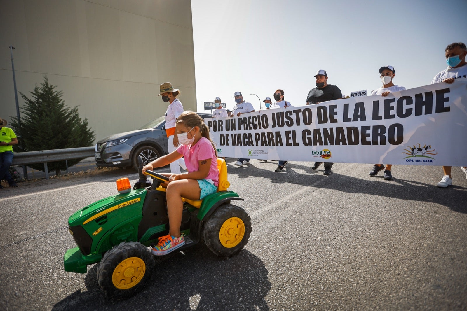 Medio millar de personas y 50 tractores apoyan a los productores por unos precios justos de la leche