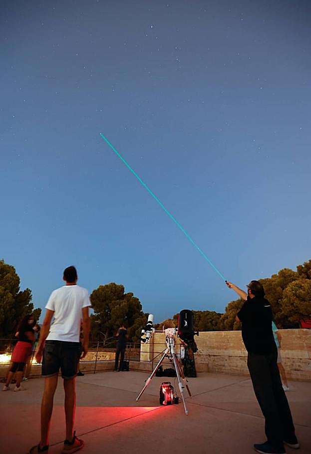 Señalando parcelas del cielo con el puntero láser. 