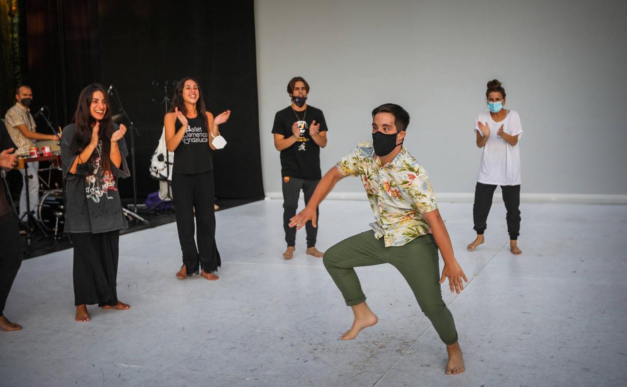 El joven bailarín Antonio Gijón, de SuperarT, con los artistas del Ballet Flamenco de Andalucía.