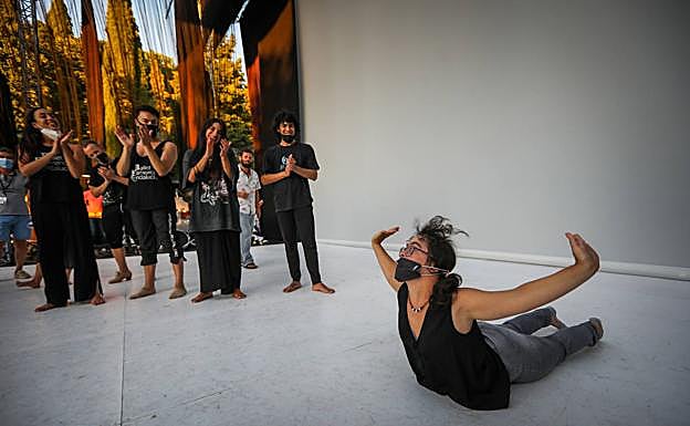 Clara Villén, haciendo de 'mujer pájaro' sobre el escenario.
