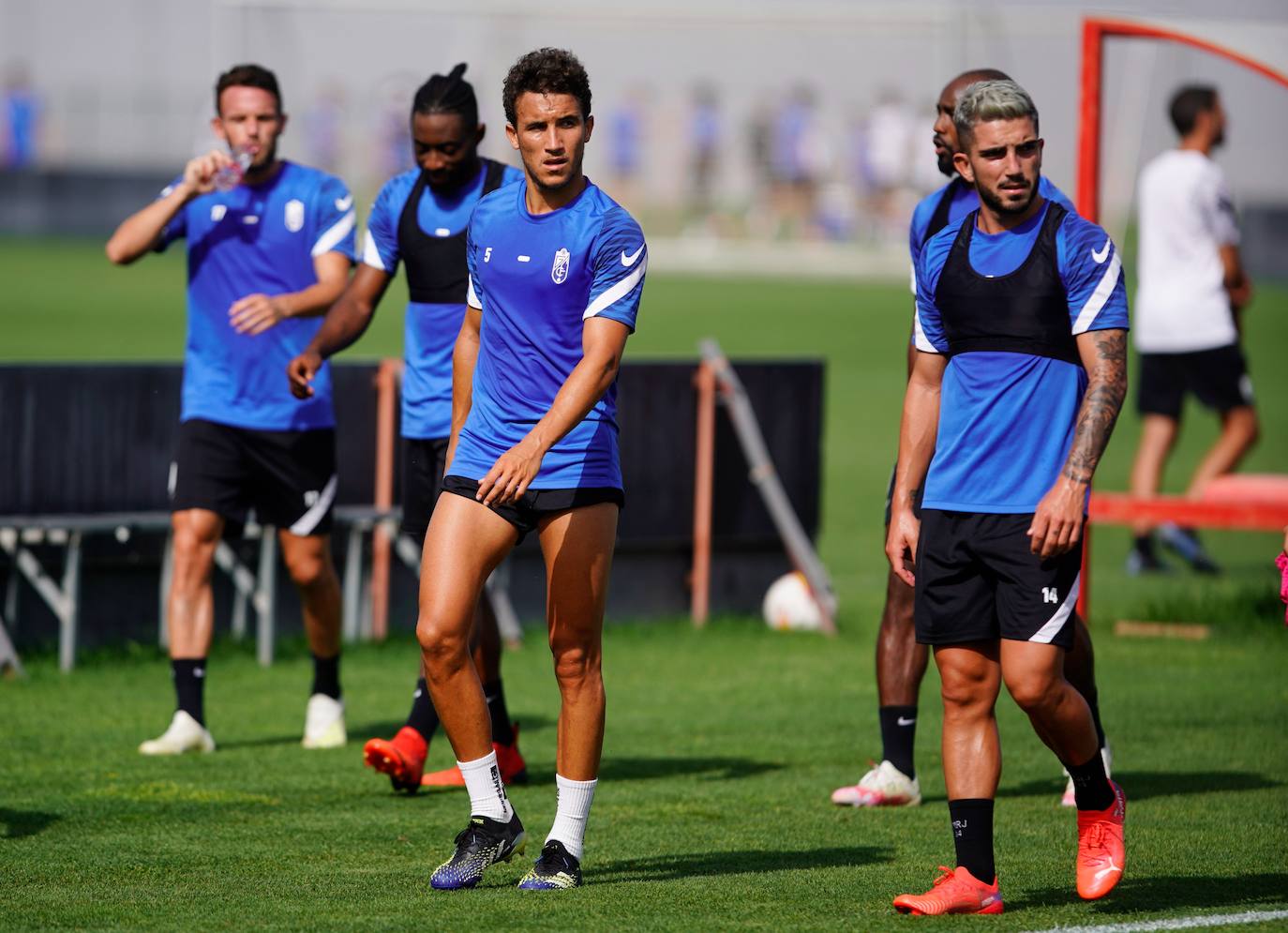 Milla (izq) y Monchu (der) descansar en primer plano con Quini, Eteki y Foulquier conversando a sus espaldas. 