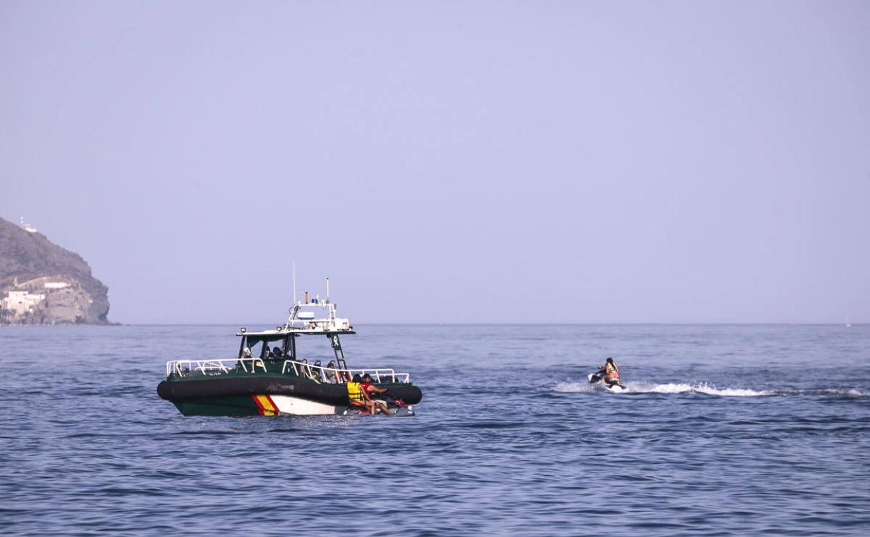 Patrullera de la Guardia Civil, en un control.