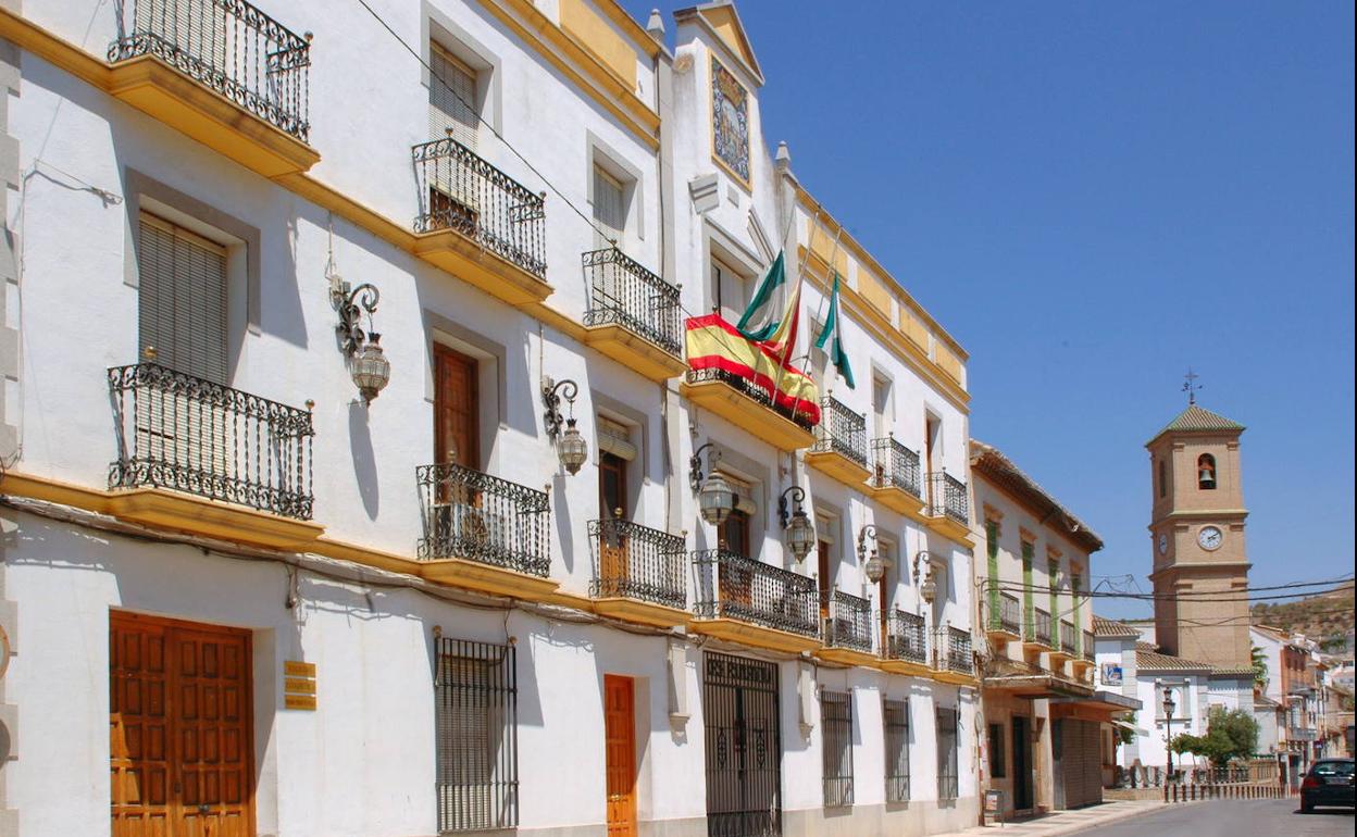 Vista de una de las calles del casco urbano de Pinos Puente, donde están el Ayuntamiento y la iglesia. 
