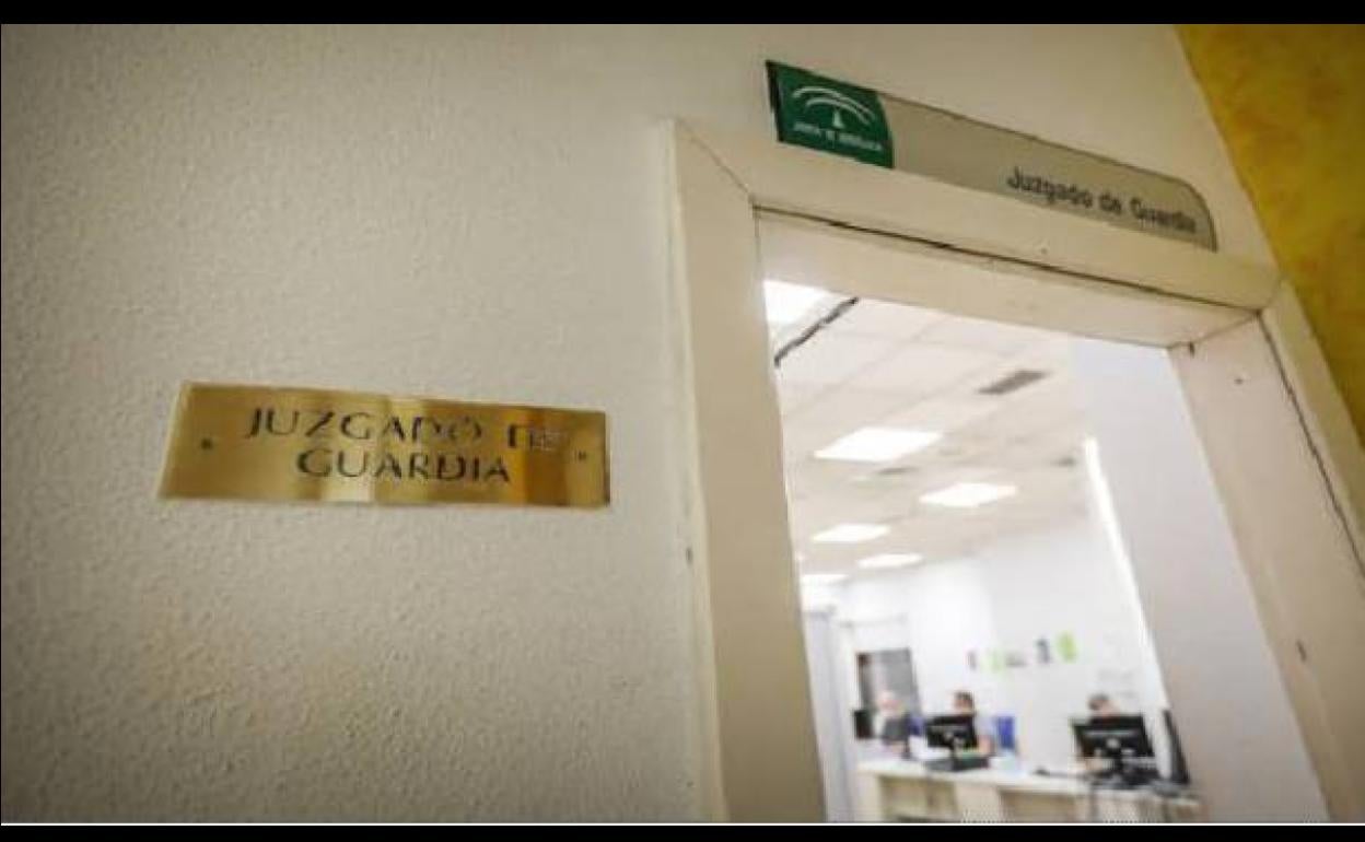 Entrada a las oficinas del Juzgado de Guardia de Granada, que se hallan en la planta baja de la Caleta. 