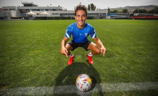 Luis Milla señala el balón en la medular de un campo de la Ciudad Deportiva del club. 