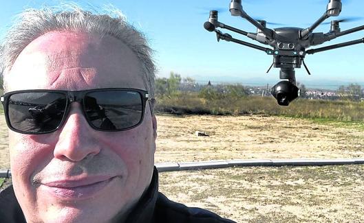 Joaquín Barberá con uno de sus drones.