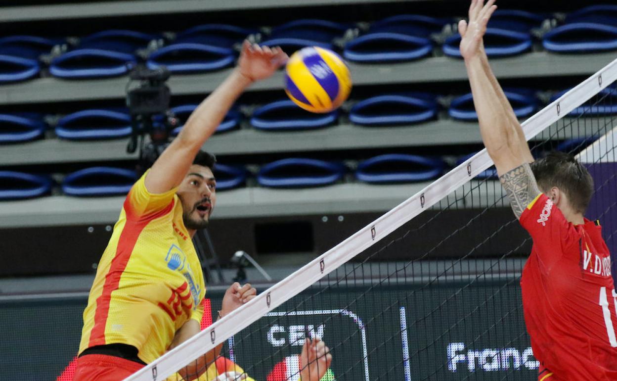 El central Jorge Fernández, en un partido con la selección española. 