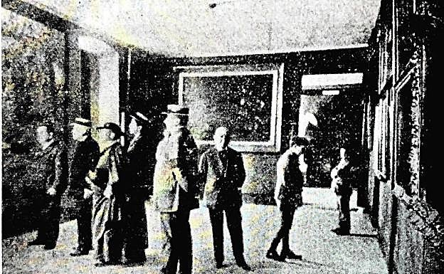 Cazabán explica un cuadro en el Museo. 