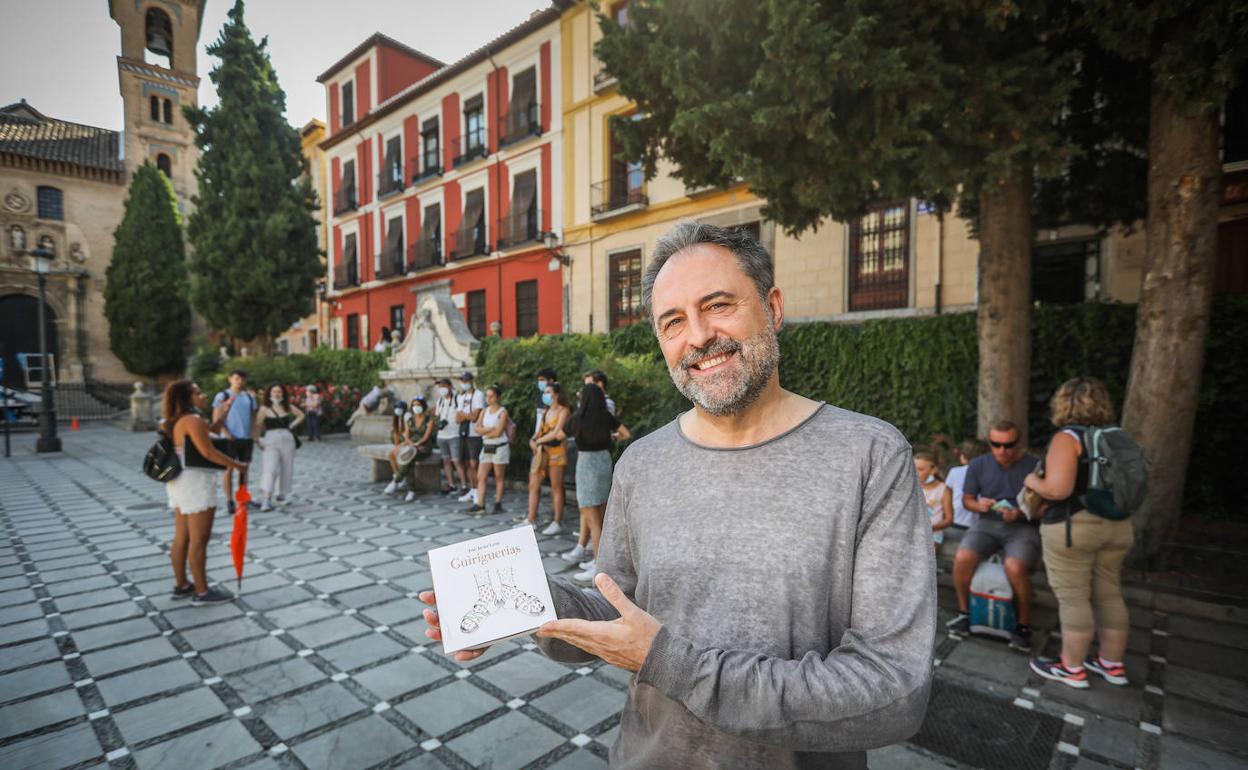 José Javier León, ante un grupo de extranjeros en Plaza Nueva, con su libro.