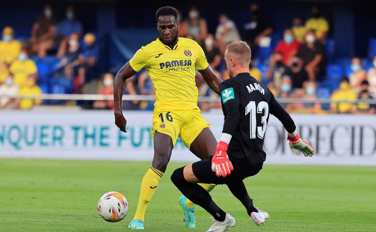 Aarón se cruza ante Boulaye Dia en el partido. 