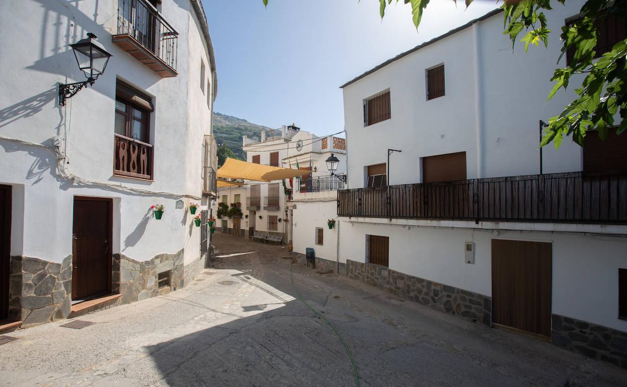 Una calle de Carataunas, uno de los municipios envejecidos de la provincia.