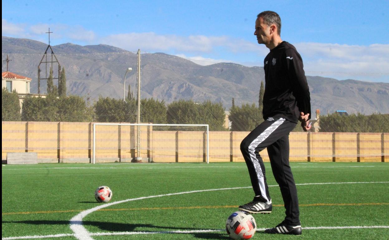 Fran Alcoy, entrenador del CD El Ejido, en un entrenamiento