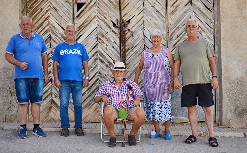 Manuel, sentado junto a Lola, su mujer, y flanqueado de izquierda a derecha por Vicente, Román y Julián. 