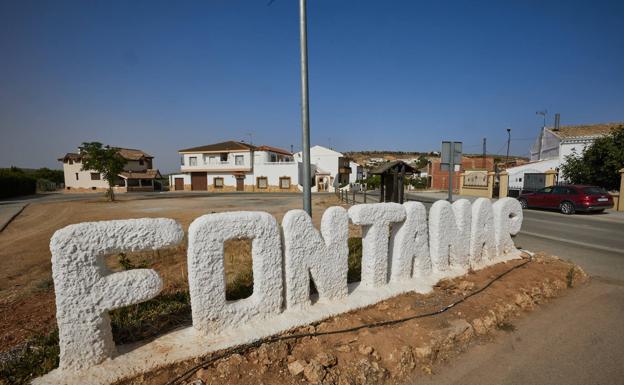 Imagen principal - Los visitantes son recibidos con unas enormes letras que forman el nombre del pueblo (1) | Vista general de la aldea de Fontanares, a cinco kilómetros de Pozo Alcón, en la provincia de Jaén. (2) | Un vecino sube al barrio de la Loma de Fontanar (3).