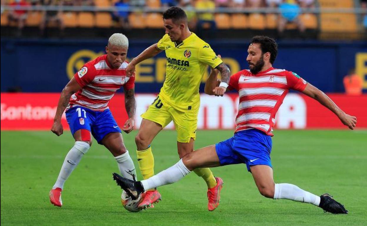 Germán Sánchez corta un avance de Yéremi Pino en el Estadio de la Cerámica. 