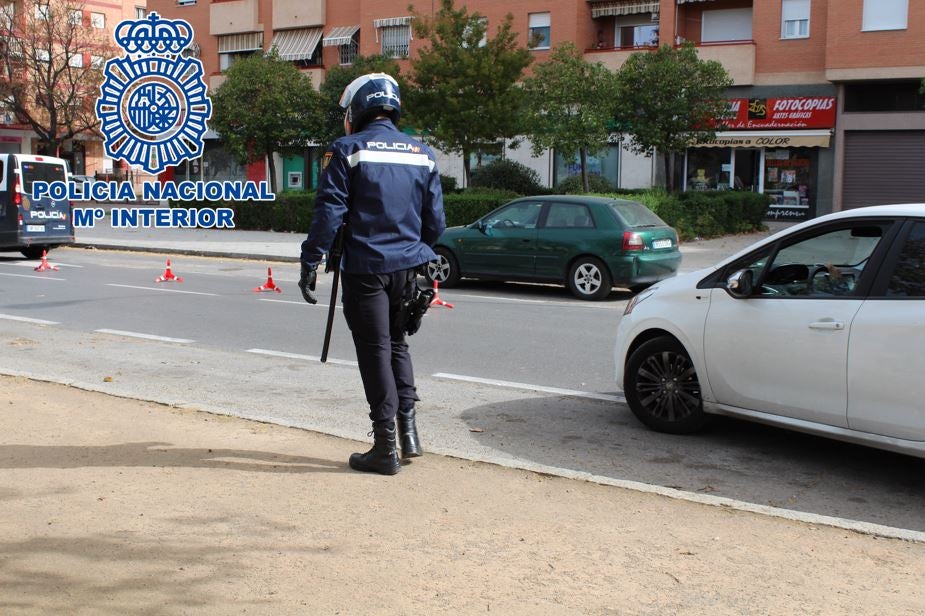 La Policía reduce a un individuo en Granada que presuntamente agredió a su familia con una navaja