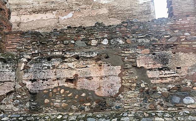 Restos de la fortificación de hisn al-Hamra. 