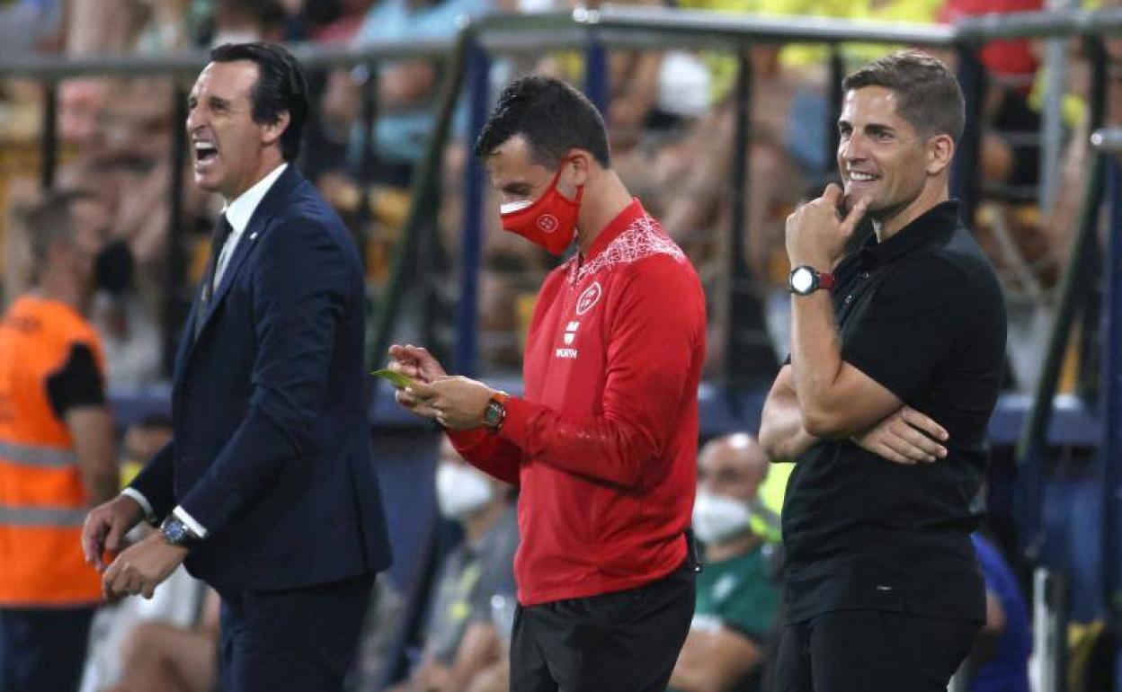 Robert Moreno, sonriente, junto a un cabreado Unai Emery en el Estadio de la Cerámica. 