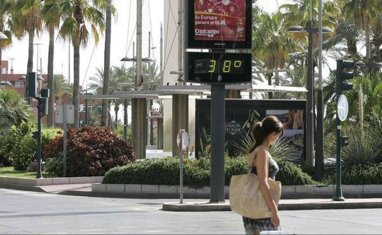 Foto de arhivo de un reloj marcando 38 grados en Almería.