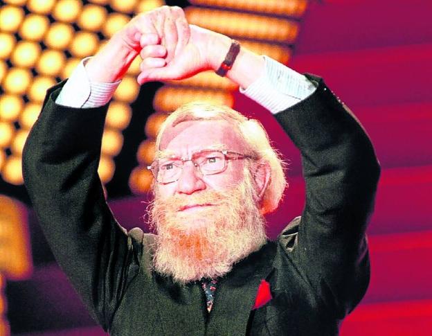 Imagen principal - El actor realiza el saludo anarquista tras recibir el Premio Donostia en 1999. En 'Balarrasa', un éxito de tal calibre que, como cuenta en sus memorias, le llamaban Balarrasa por la calle, y en una foto de juventud. 