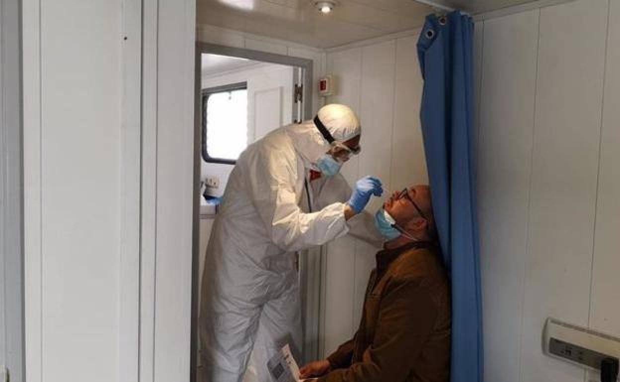 Un profesional realiza un test covid a un ciudadano.