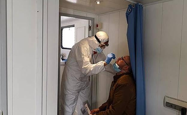 La incidencia covid acumulada en Andalucía baja 15 puntos en un día