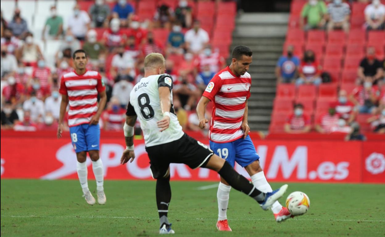 Luis Abram, en segundo plano, observa el pase de Montoro. 
