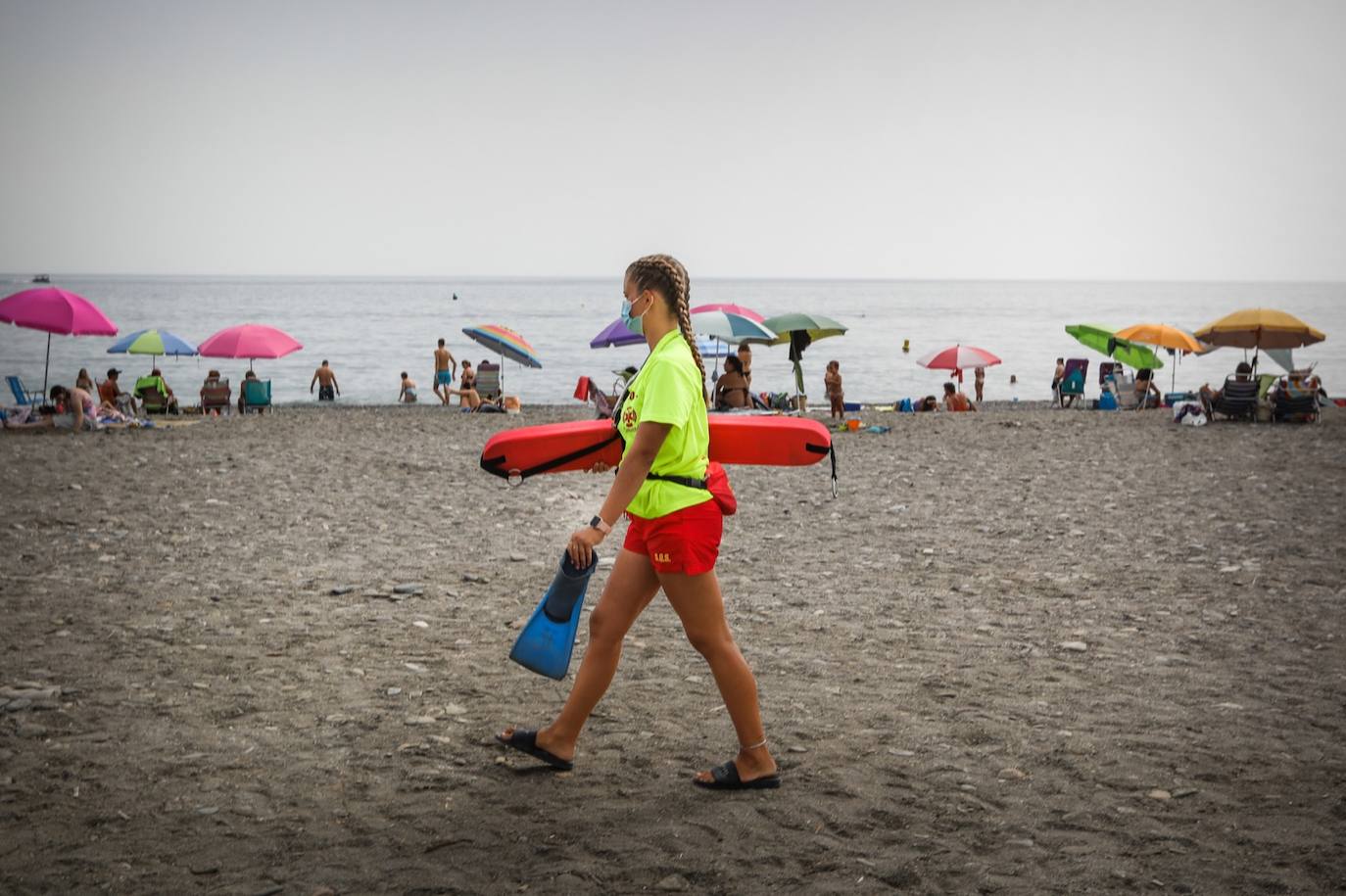 Fotos: Ls socorristas atienden un millar de picaduras de medusa en la costa granadina