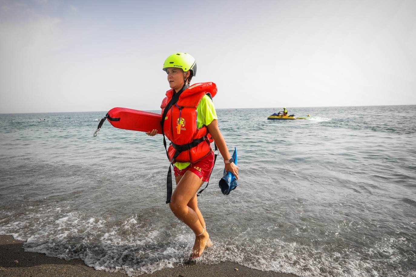 Fotos: Ls socorristas atienden un millar de picaduras de medusa en la costa granadina