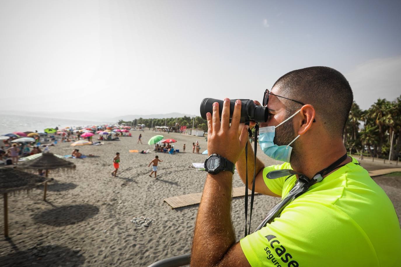 Fotos: Ls socorristas atienden un millar de picaduras de medusa en la costa granadina