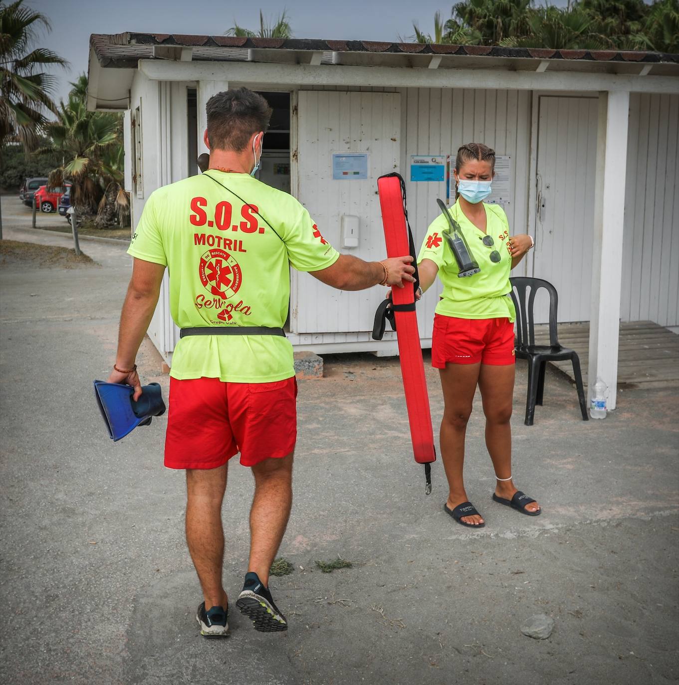 Fotos: Ls socorristas atienden un millar de picaduras de medusa en la costa granadina