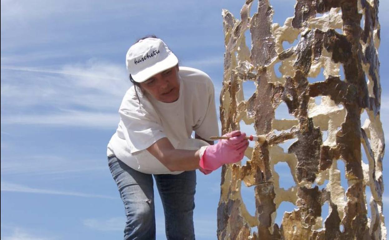 María Ángeles Guil elabora la escultura que decorará el Geoparque. 
