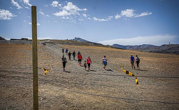 La valla de cables de acero con la que Cetursa ha balizado la entrada a la zona de monte de la Hoya de la Mora. 
