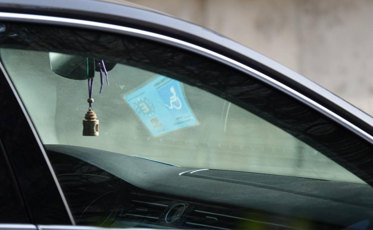 El procesado llevaba en el salpicadero un documento como este falsificado. 