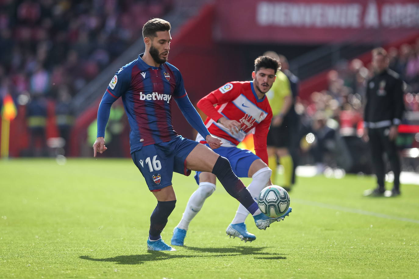 Rubén Rochina controla un balón ante Carlos Neva en su última visita a Los Cármenes con afición presente, cuando no celebró un gol en contra. 