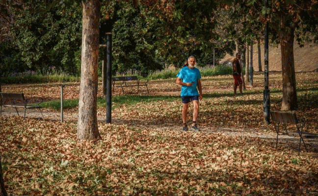 Vecinos pasean por el parque Tico Medina. 