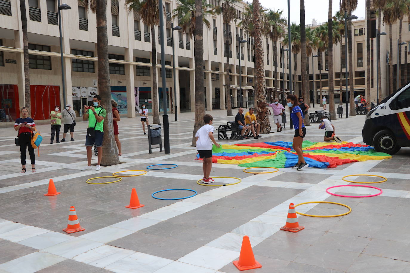 El público almeriense despide a la 'serpiente multicolor'.