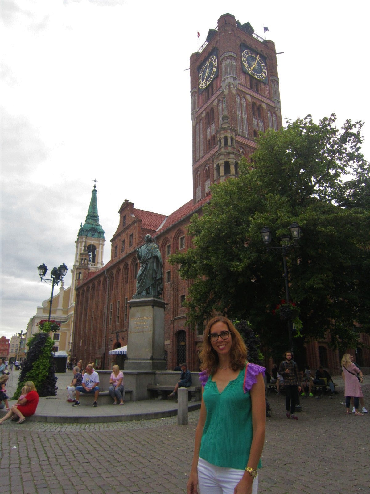 Junto a la estatua de Copérnico, en el centro de la ciudad